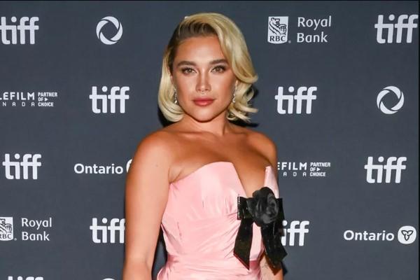 Florence Pugh pada tanggal 06 September 2024 di Toronto, Kanada. (FOTO: GETTY IMAGE) 