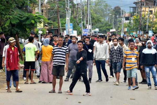 Pengungsi internal yang tinggal di kamp-kamp pengungsian berunjuk rasa menuntut pemindahan mereka ke tempat asal mereka, di Imphal, Manipur, India, 1 Agustus 2024. REUTERS 