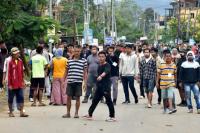 Pengungsi internal yang tinggal di kamp-kamp pengungsian berunjuk rasa menuntut pemindahan mereka ke tempat asal mereka, di Imphal, Manipur, India, 1 Agustus 2024. REUTERS