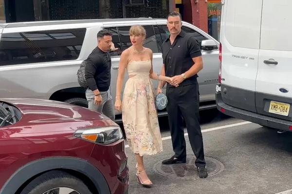 Travis Kelce dan Taylor Swift Bergaya Vintage Hadiri Pernikahan Model Karen Elson