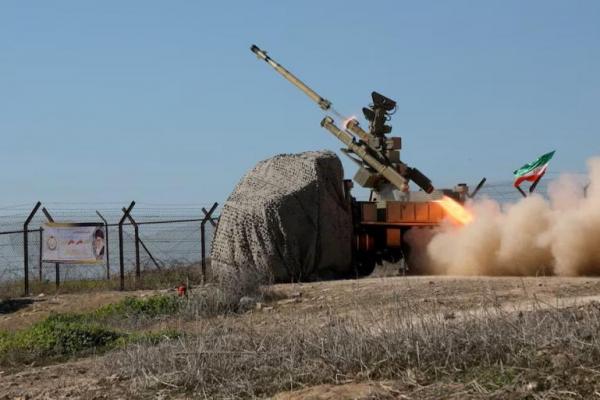 Sebuah rudal diluncurkan selama latihan militer di lokasi yang dirahasiakan di selatan Iran, dalam gambar selebaran yang diperoleh pada 19 Januari 2024. WANA via REUTERS 