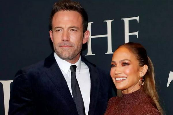 Jennifer Lopez Eksis di Karpet Merah, Ben Affleck Nongkrong dengan Dua Anaknya. (FOTO: GETTY IMAGE) 