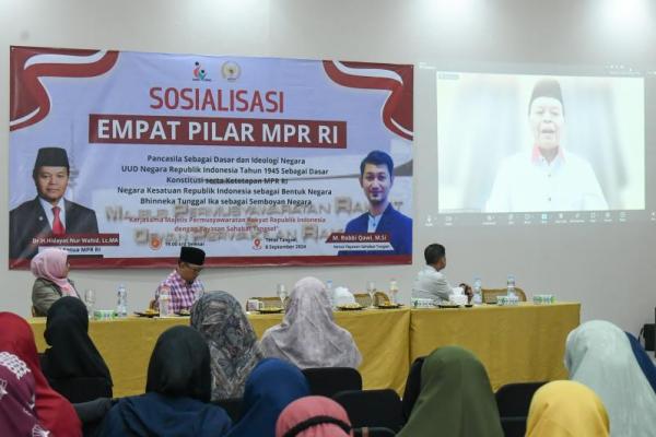 Wakil Ketua MPR Hidayat Nur Wahid (HNW) dalam Sosialisasi Empat Pilar MPR di Tangsel, dorong generasi muda persiapkan diri menuju Indonesia Emas 2045 (Foto: Humas MPR) 