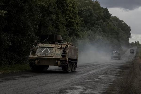 Tentara Ukraina mengendarai pengangkut personel lapis baja, di dekat perbatasan Rusia di wilayah Sumy, Ukraina 13 Agustus 2024. REUTERS 