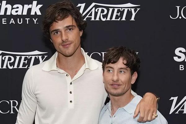 Reuni Saltburn! Jacob Elordi dan Barry Keoghan Pose Bersama di Festival Film Internasional Toronto