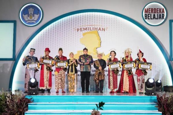 Kemendikbudristek menetapkan Duta Bahasa Provinsi Jawa Tengah, yaitu Gemilang Dani Saputra dan Olivia Firdaus sebagai Terbaik I Duta Bahasa Tingkat Nasional 2024 (Foto: Humas Kemendikbudristek) 