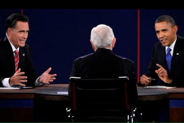 Calon presiden AS dari Partai Republik Romney dan Presiden AS Obama berbicara sementara moderator Schieffer mendengarkan selama debat presiden AS terakhir di Boca Raton tahun 2012. REUTERS 