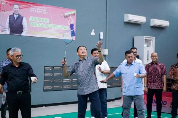 Ketua MPR RI ke-16 Bambang Soesatyo (Bamsoet) membuka Turnamen Bulutangkis Senayan Smash Piala Pimpinan DPR dan MPR, di Lapangan Bulutangkis Indoor di Area Sport Center DPR RI (Foto: Humas MPR) 