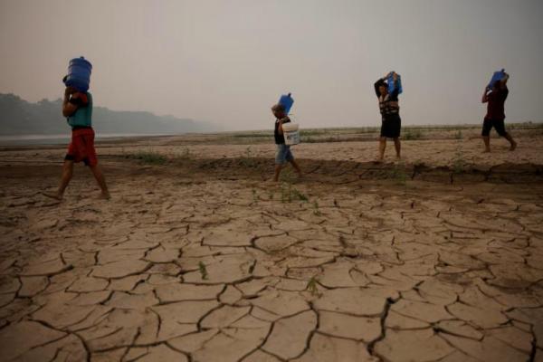 Amazon Alami Kekeringan, Warga Tepi Sungai Bergantung pada Pasokan Air Minum dari Luar