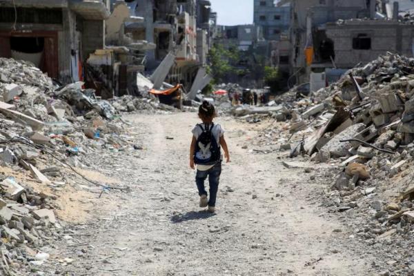 Seorang siswa Palestina berjalan di antara reruntuhan, saat perang mengganggu tahun ajaran baru, di Khan Younis, di Jalur Gaza selatan, 4 September 2024. REUTERS 