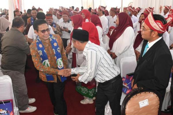 Abdul Halim Iskandar Dianugerahi Bapak Bumdesa Bersama Lkd