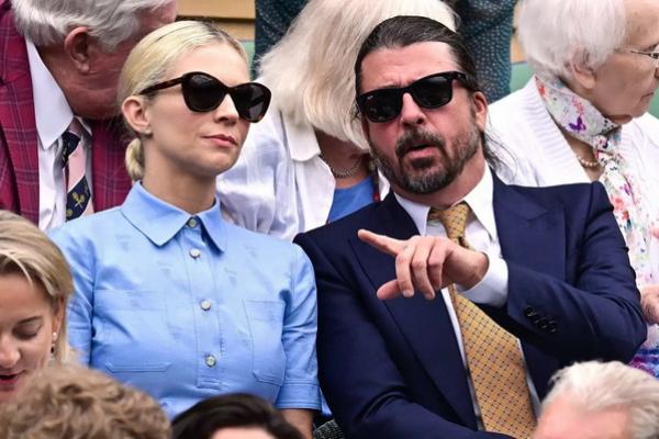 Dave Grohl dan istrinya Jordyn Blum pada tahun 2024. (FOTO: SHUTTERSTOCK) 