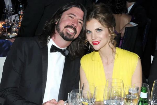 Viral, Postingan Seorang Wanita yang Mengaku Punya Anak dari Vokalis Foo Fighters Dave Grohl