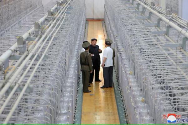 Pemimpin Korea Utara Kim Jong Un mengunjungi Institut Senjata Nuklir dan pangkalan produksi bahan nuklir di lokasi yang dirahasiakan di Korea Utara. Foto dirilis oleh KCNA pada 13 September 2024 via REUTERS. 