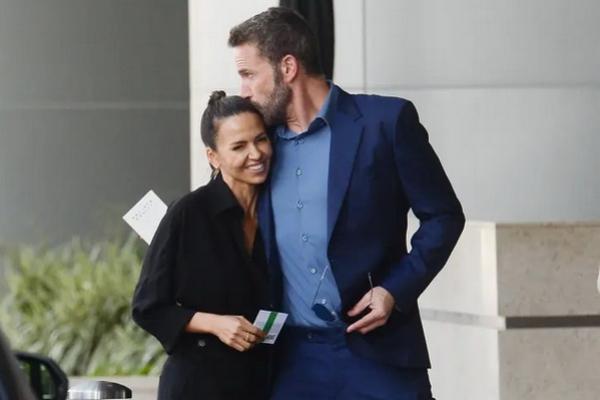 Ben Affleck Cium Kepala Luciana Barroso Usai Jennifer Lopez Pegang Tangan Matt Damon