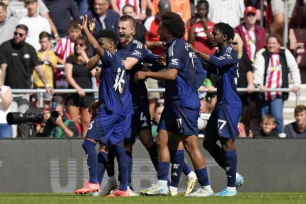 Southampton Dilibas MU di St Mary Stadium