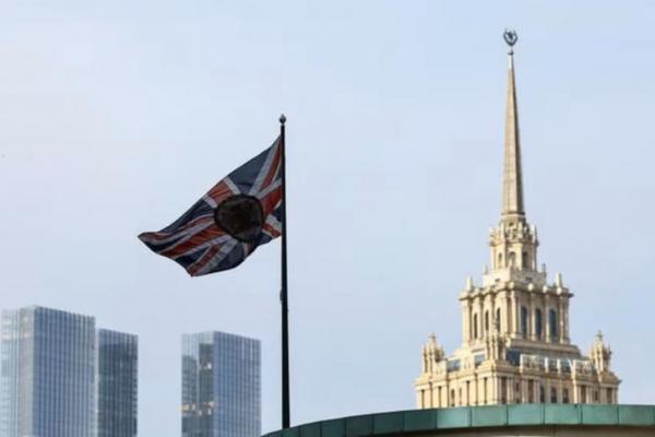 Bendera berkibar di atas kedutaan besar Inggris di Moskow, Rusia 13 September 2024. REUTERS 