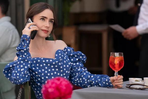 Lily Collins Ungkap Pakaian Favoritnya di Emily in Paris Musim 4 Bagian 2