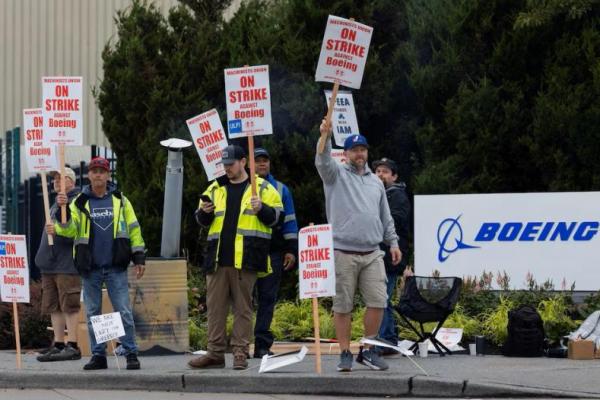 Pekerja pabrik Boeing berkumpul di garis piket selama hari pertama pemogokan di dekat pintu masuk fasilitas produksi di Renton, Washington, AS, 13 September 2024. REUTERS 