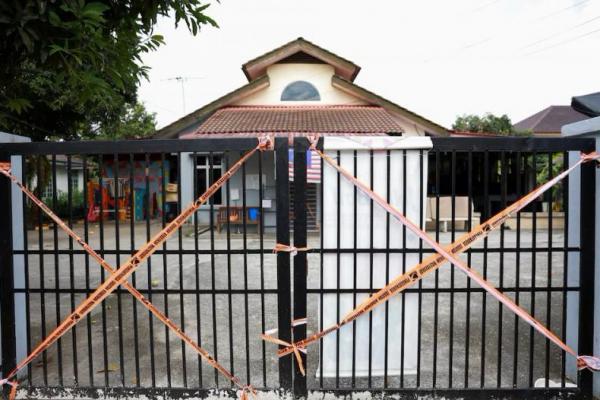 Pandangan pintu masuk tempat yang disegel oleh Departemen Kesejahteraan Sosial Malaysia setelah penggerebekan, di Subang, Malaysia, 14 September 2024. REUTERS 