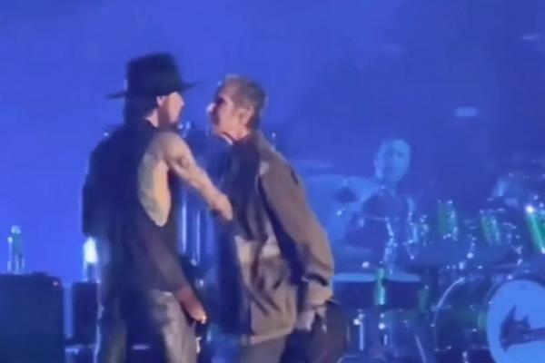 Konser Jane`s Addiction, Vokalis Perry Farrell Tinju Gitaris Dave Navarro di Atas Panggung