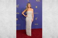 Jennifer Aniston tampil memukau dengan gaun perak di Emmy Awards 2024, Minggu (15/9/2024). (FOTO: GETTY IMAGE)