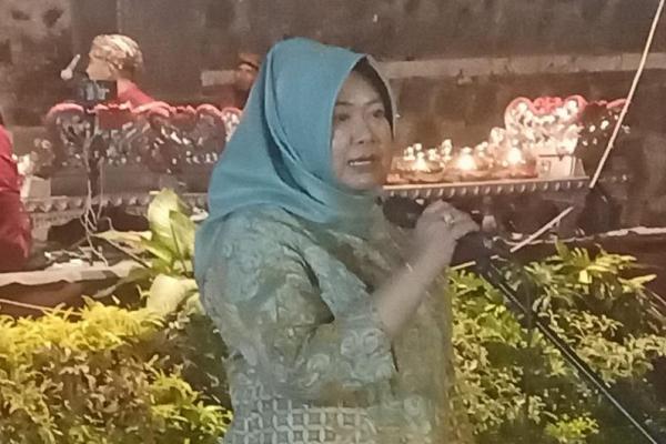 Pelaksana Tugas Sekretaris Jenderal MPR RI Siti Fauziah membuka pagelaran wayang kulit di Kabupaten Batang, Jawa Tengah mengajak masyarakat untuk selalu menjaga, merawat dan melestarikan kesenian daerah (Foto: Humas MPR) 