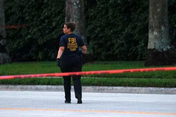 Seorang agen FBI berjalan setelah menerima laporan penembakan di Trump International Golf Club milik calon presiden dari Partai Republik AS Donald Trump di West Palm Beach, Florida, AS, 15 September 2024. REUTERS 