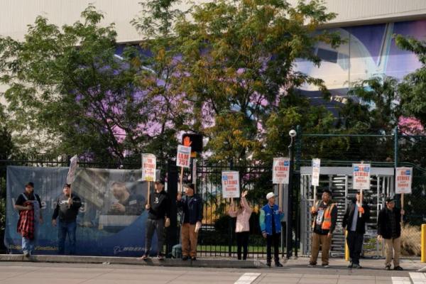 Pekerja pabrik Boeing dan pendukungnya berkumpul di garis piket selama hari ketiga mogok kerja di Renton, Washington, AS, 15 September 2024. REUTERS 