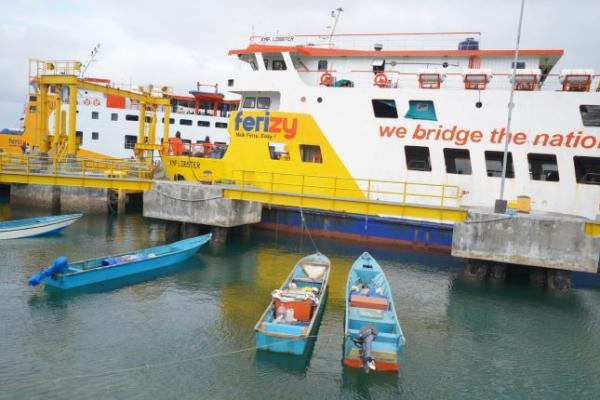 Kapal penyeberangan di Tual, Maluku. Foto: dok. katakini 