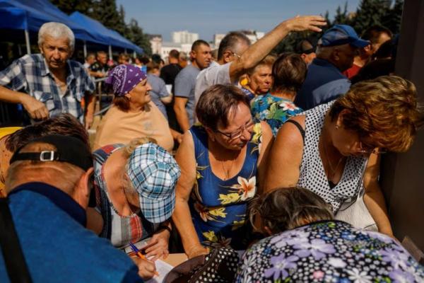 Orang-orang mengantre di pusat distribusi bantuan kemanusiaan untuk penduduk yang dievakuasi dari wilayah Kursk, Rusia 28 Agustus 2024. REUTERS 