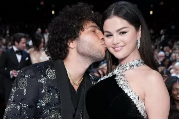 Berpelukan, Selena Gomez dan Benny Blanco Kencan Glamor di Emmy Awards 2024. (FOTO: GETTY IMAGE) 