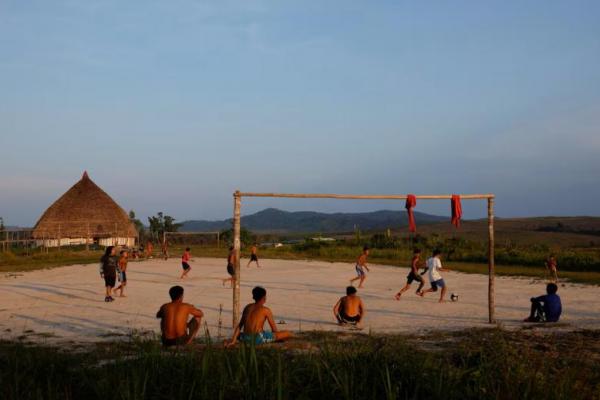 Penduduk asli Yanomami bermain sepak bola di desa Surucucu, di tanah adat Yanomami, negara bagian Roraima, Brasil, 26 Agustus 2024. REUTERS 