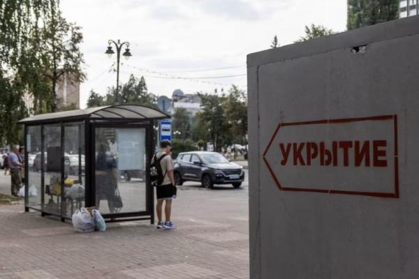 Orang-orang menunggu di halte bus di sebelah tempat perlindungan bom, di Kursk, Rusia 28 Agustus 2024. REUTERS 