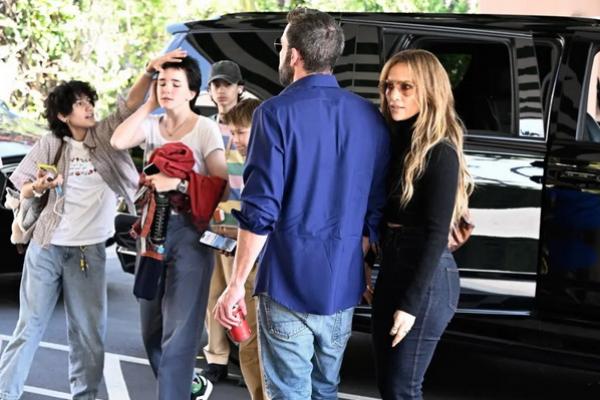 Jennifer Lopez, Ben Affleck, dan anak-anak mereka tampak berkumpul bersama untuk makan siang di Hotel Beverly Hills, Sabtu (14/9/2024). (FOTO: SPLASH NEWS) 