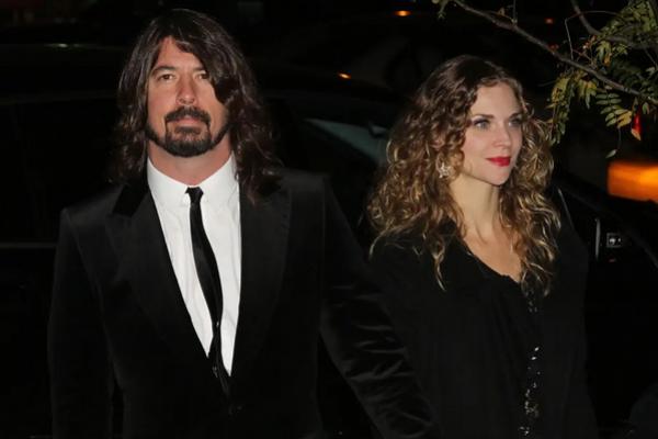 Jauh Sebelum Skandal Bayi Perselingkuhan, Perilaku Genit Dave Grohl Sering Menyakiti Jordyn Blum