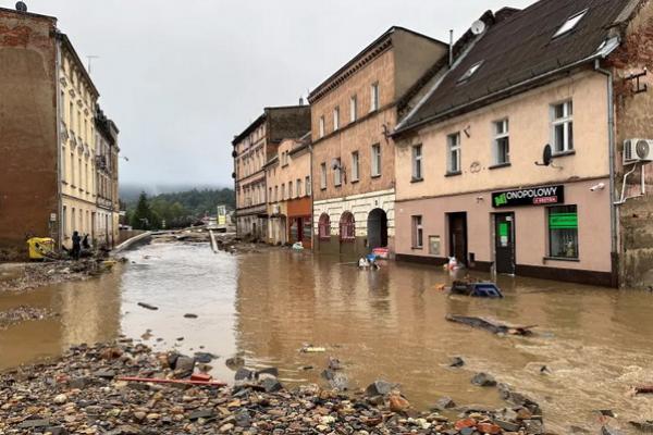 Wilayah selatan Polandia mengalami curah hujan yang sangat tinggi dan banjir parah yang disebabkan oleh hujan lebat akibat Badai Boris. (FOTO: EPA) 