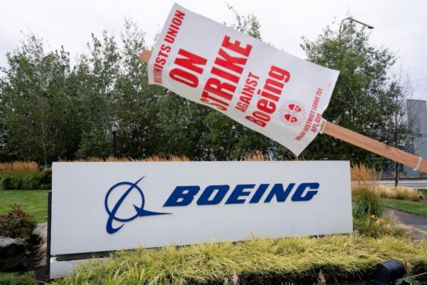 Tanda pemogokan tergantung di tiang dekat tanda Boeing saat pemogokan pekerja masuki hari ketiga di Renton, Washington, AS, 15 September 2024. REUTERS 