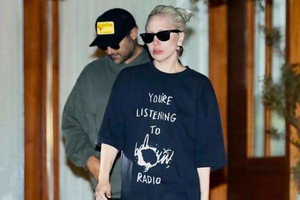 Dinner di Malibu dengan Tunangannya Michael Polansky, Lady Gaga Tampil ala Grunge