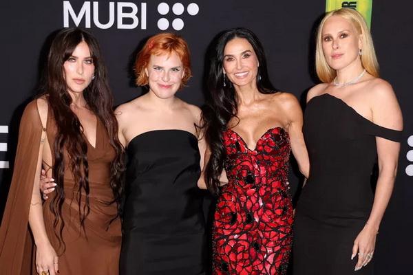 Demi Moore Didampingi Tiga Putrinya di Karpet Merah Premier The Substance