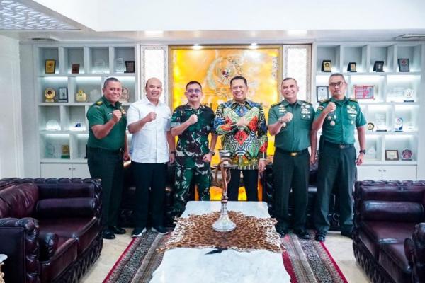 Ketua MPR RI ke-16 sekaligus Ketua Umum Ikatan Motor Indonesia (IMI) Bambang Soesatyo alias Bamsoet menerima Panitia Kejuaraan Offroad Prima 4x4 Challenge 2024 di Jakarta (Foto: Humas MPR) 