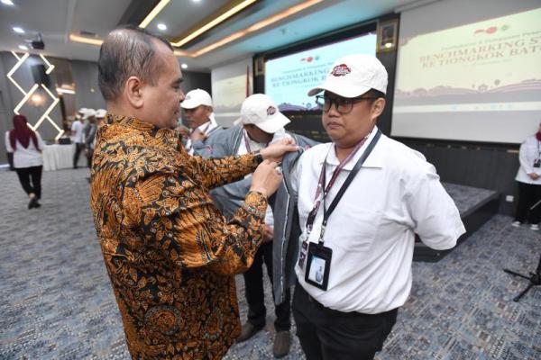 Wakil Menteri Desa, Pembangunan Daerah Tertinggal dan Transmigrasi (Wamendes PDTT) Paiman Rahardjo melepas peserta Benchmarking Study kepala desa ke Tiongkok (Foto: Humas Kemendes PDTT) 