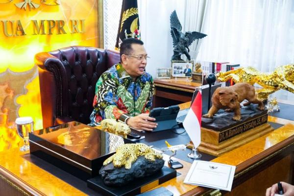  Ketua MPR ke-16 sekaligus dosen tetap Pascasarjana Universitas Pertahanan RI (Unhan) Bambang Soesatyo alias Bamsoet memberikan kuliah Sistem Politik dan Masalah Internasional-Nasional Kontemporer, Pascasarjana Program Studi Damai dan Resolusi Konflik, Fakultas Keamanan Nasional RI, Unhan, secara daring, di Jakarta (Foto: Humas MPR) 