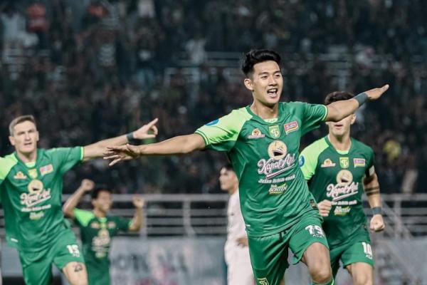 Malik Risaldi rayakan dua gol bersama Persebaya. Foto: PT LIB 