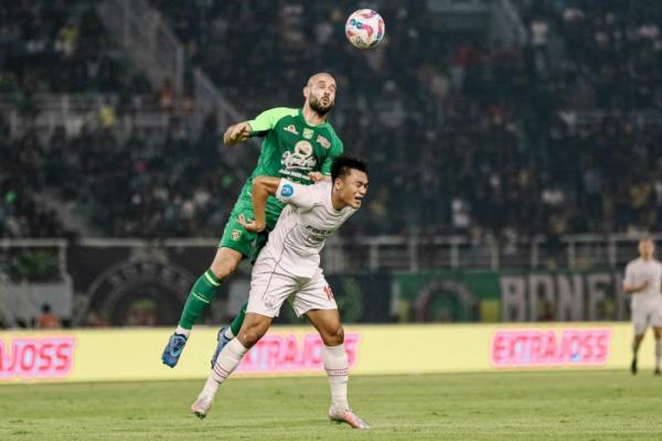 Skuad Persebaya saat berhadapan dengan Persis Solo. Foto: Dok PT LIB 