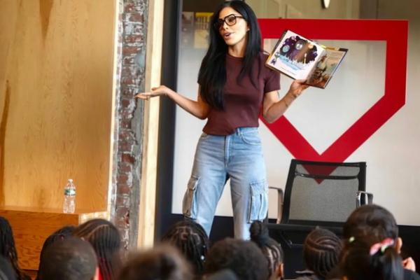 Lauren Sanchez menulis buku anak-anak `The Fly Who Flew to Space`yang dituduh telah membajak ide dari instruktur yoganya. (FOTO: INSTAGRAM) 