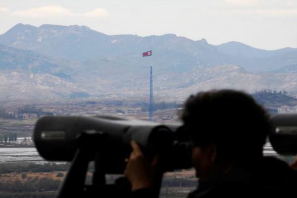 Bendera Korea Utara berkibar di atas menara setinggi 160 meter di desa propaganda Korea Utara Gijungdong di Paju, Korea Selatan, 24 April 2018. REUTERS 