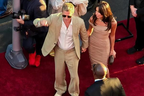 Makin Mesra, Brad Pitt Peluk Pacarnya Ines de Ramon di Premier Wolfs