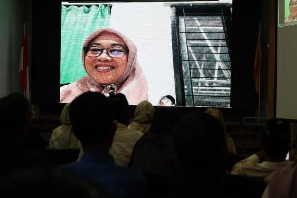 Sekretaris BPPSDMP Kementan, Siti Munifah memberikan arahan (secara daring) pada Pertemuan Koordinasi Peningkatan Kapasitas Petani dalam Manajemen Usaha Tani melalui program READSI, berlangsung dari 18 hingga 20 September 2024 di Balai Besar Pelatihan Pertanian (BBPP) Batangkaluku (Foto: Kementan) 