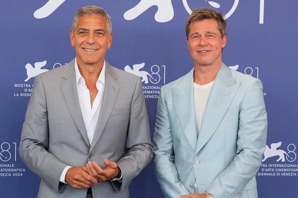 George Clooney dan Brad Pitt menghadiri sesi foto Wolfs selama Festival Film Venesia di Venesia, Italia, pada 1 September 2024. (FOTO: FILMMAGIC) 